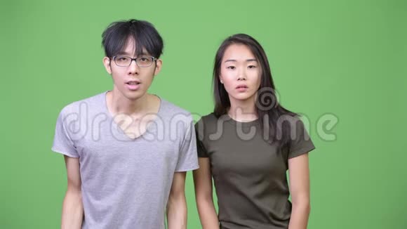 年轻的亚洲夫妇看起来很失望视频的预览图
