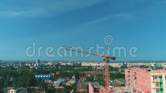 用塔吊对新建住宅楼施工现场进行鸟瞰4K视频的预览图