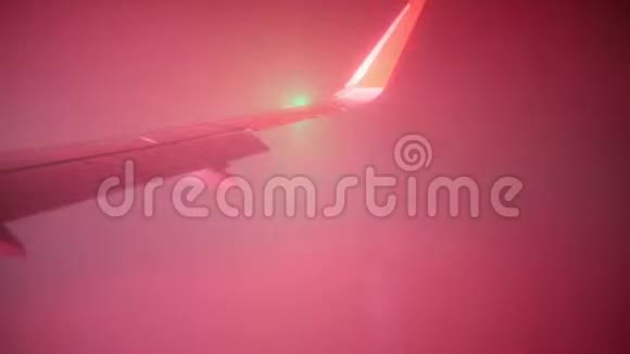 旅行概念从飞机窗口观看糟糕的雾天视频的预览图