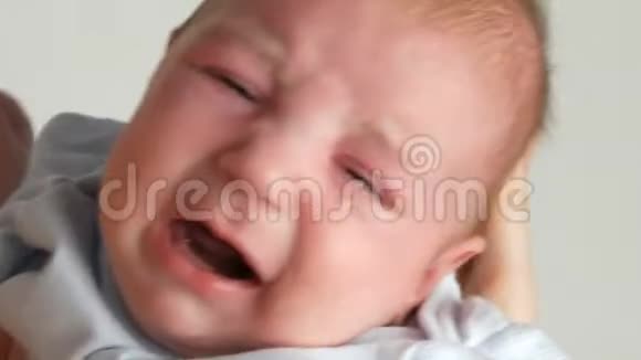 两个月大的新生婴儿大声儿童面部近景视频的预览图