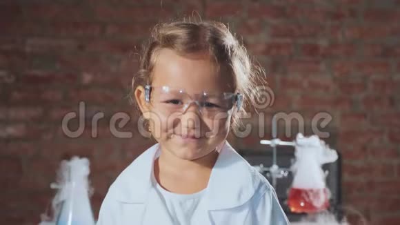 化学实验室里一个年轻微笑的科学家女孩的肖像视频的预览图