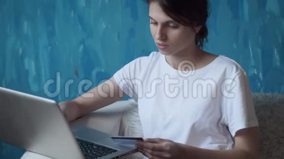 女人在网上购物用塑料卡付款视频的预览图