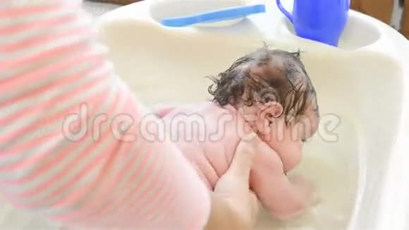 清洗新生儿的背部视频的预览图