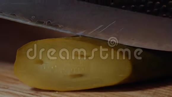 做汉堡的厨师曼斯手切片腌制黄瓜刀特写视频的预览图