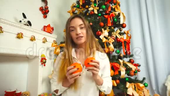 有趣的年轻女孩带橘子视频的预览图