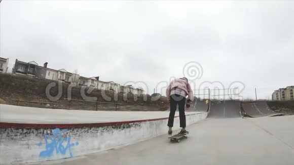 滑板少年男子在溜冰场极限运动中慢动作4K加普罗6号黑车视频的预览图