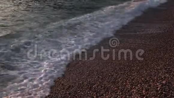 夜晚的海上卵石和海浪视频的预览图