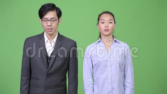 年轻的亚洲商界情侣在一起视频的预览图