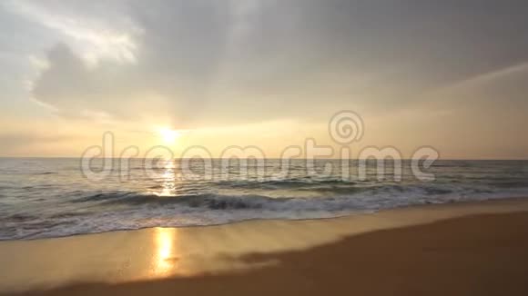 日落时美丽的海滩和大海视频的预览图