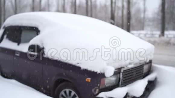 暴风雪过后一辆汽车的前部被雪掩埋视频的预览图