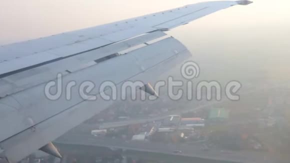 旅行概念从飞机窗口观看一架飞机起飞雾天视频的预览图