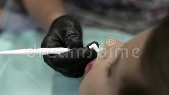 一个男孩去看牙医一个女医生孩子的牙齿近点视频的预览图