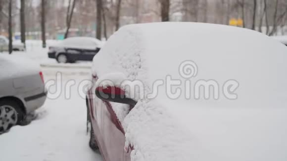 暴风雪过后一辆汽车的前部被雪掩埋视频的预览图
