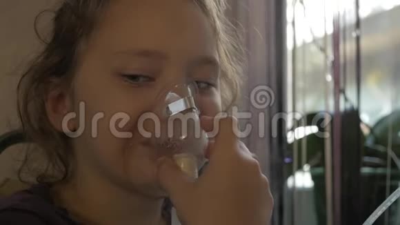 小女孩正在接受感冒治疗慢动作视频的预览图