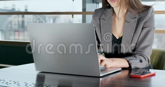 在笔记本电脑上工作的关心妇女在办公室里思考解决问题很有魅力视频的预览图