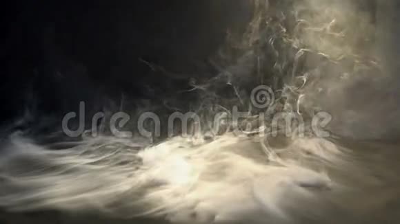 烟雾在黑色背景下盘旋在空中视频的预览图