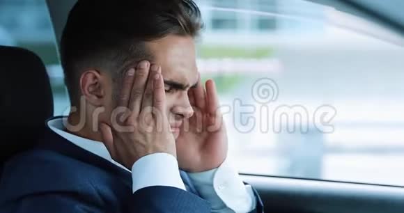 年轻的商人坐在车里开始感到中风和心脏病不饱和的慢动作压力视频的预览图