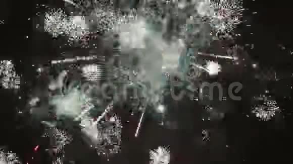 在黑暗的背景上节日的五彩缤纷的烟花视频的预览图