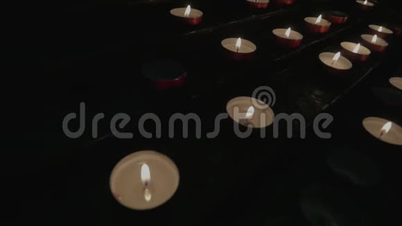 在黑暗的教堂里点燃蜡烛视频的预览图