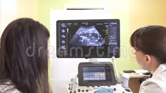 在医生办公室做超声波检查女孩看着监视器视频的预览图