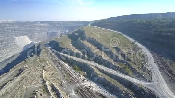 石棉坑丘轨道和铁路上的空中运动视频的预览图