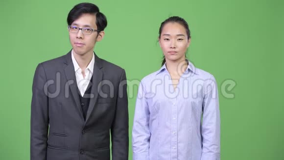 年轻的亚洲商务夫妇点头哈腰视频的预览图