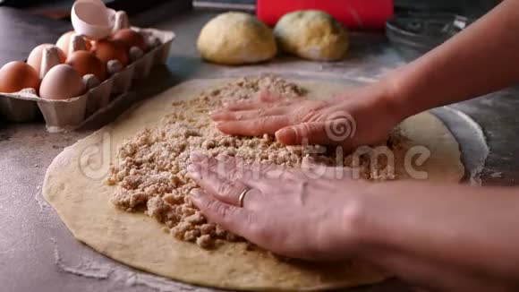 女人的手铺在面团上准备食物特写视频的预览图