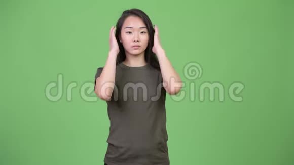 年轻美丽的亚洲女人展示三只聪明的猴子的概念视频的预览图
