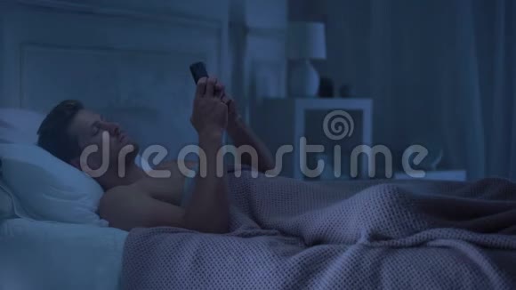 男人躺在床上打电话转身离开穿着诱人内衣的女士视频的预览图