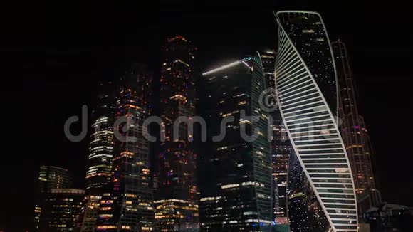 莫斯科城的建筑在夜晚熠熠生辉从俄罗斯莫斯科的观景台视频的预览图