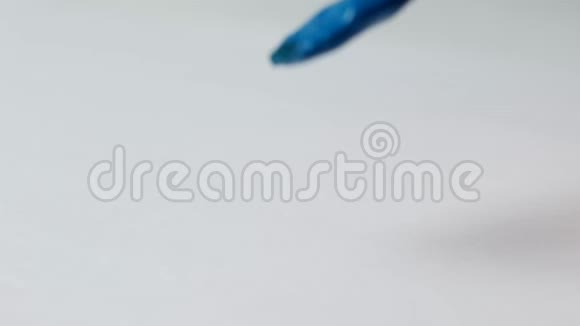 一个人在一张白色的白纸上画蓝色画雪人特写新年2109圣诞节新年假期视频的预览图
