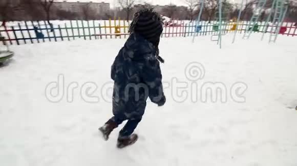 冬天一个小男孩在操场上跑视频的预览图