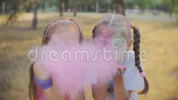 霍利节上的两个小女孩手上拿着彩色粉末视频的预览图