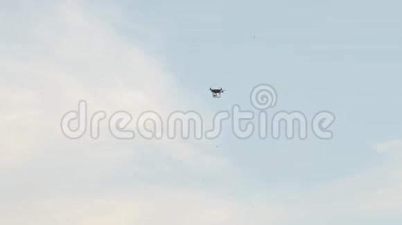 无人机在天空中飞翔视频的预览图