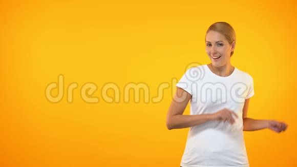 橙色背景下漂亮的女性手指模板展示视频的预览图