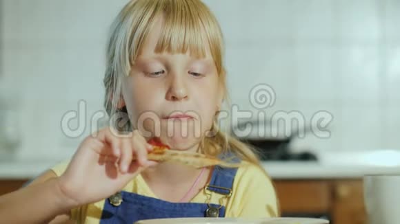 一个年轻女子在厨房吃比萨饼视频的预览图