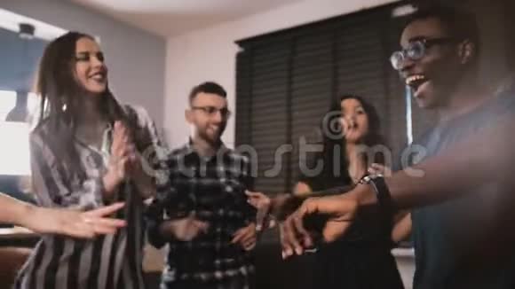 兴奋的非裔美国人和多民族的朋友在家里的休闲生日聚会上跳舞慢动作淘拍视频的预览图