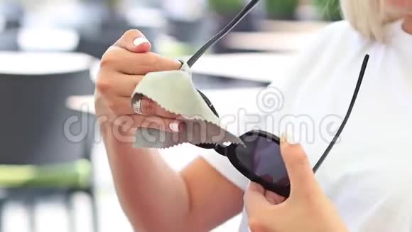 女性手清洁黑色墨镜镜头慢动作特写视频的预览图