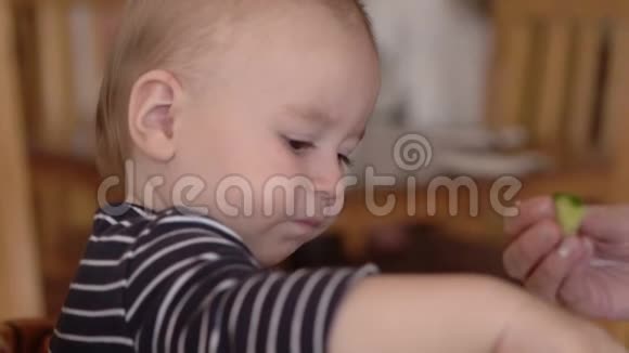 慢动作宝宝在厨房吃饭视频的预览图