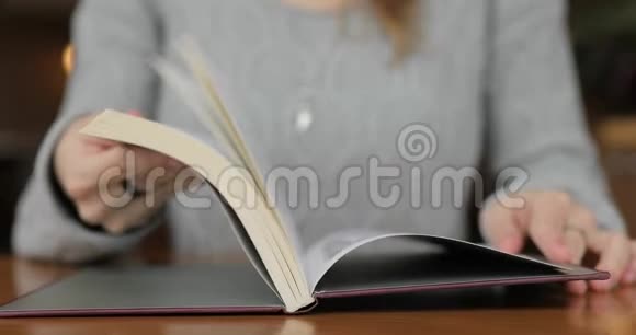书中的人翻页视频的预览图