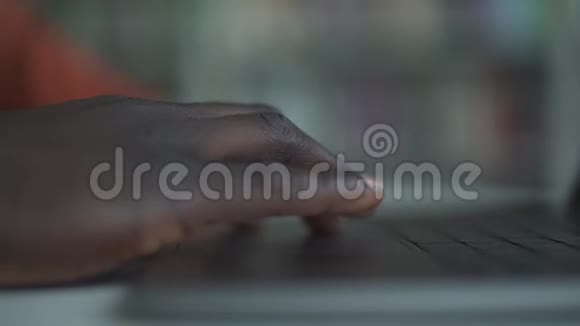 在笔记本电脑上工作的非裔美国人的手视频的预览图
