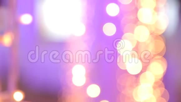 带有金色和紫色灯光的圣诞花环特写博克视频的预览图