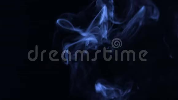 黑色背景上的湍流蓝色烟雾视频的预览图