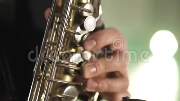 艺术家演奏萨克斯管手指按萨克斯管的键视频的预览图