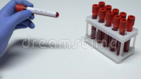 阴性铅试验医生抽血实验室研究健康检查视频的预览图