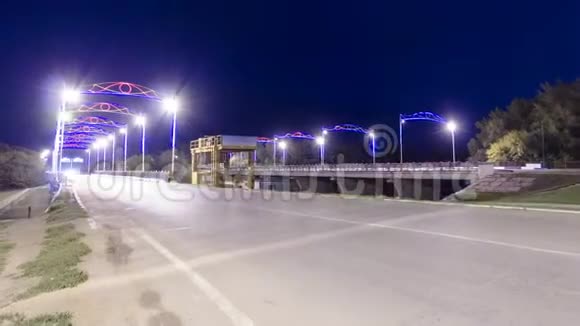 乌拉尔斯克一座桥上的交通夜间延时过高视频的预览图