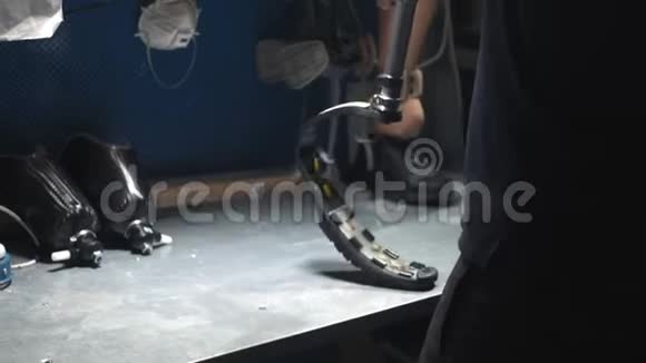生产假肢一个人创造了一部分腿一位工程师正在测试一个视频的预览图
