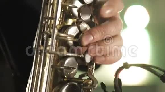 艺术家演奏萨克斯管手指按萨克斯管的键视频的预览图