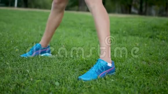 年轻运动员在马拉松前裸奔在绿色的草坪上长途跋涉视频的预览图