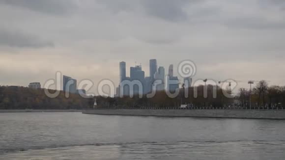 从河上可以看到莫斯科的城市景色深秋在首都秋天可航行的步行河塔式建筑起重机视频的预览图